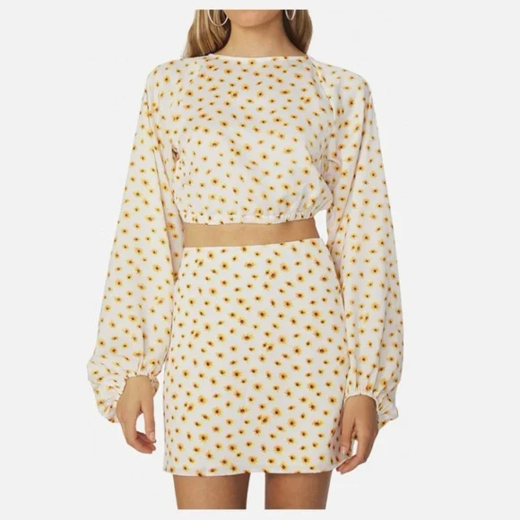 WeWoreWhat •Satin Mini Slip Skirt Ditsy Floral Daisies Revolve Cottagecore S NWT - Picture 1 of 4